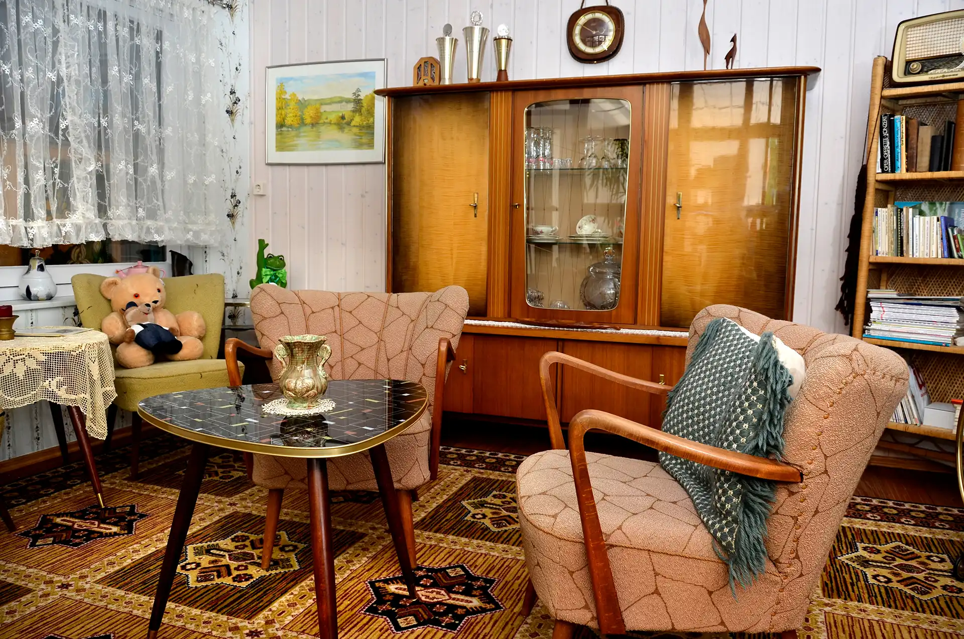 Wohnzimmer mit Schrankwand und Sesseln vor der Haushaltsauflösung in Demmin